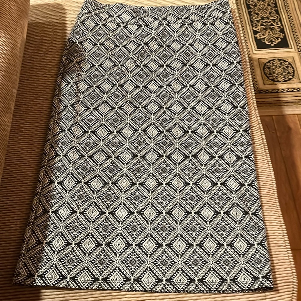 Black and white geometrical pattern pencil skirt by Azules. Size Medium